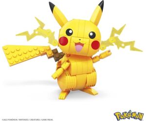 Figura mattel mega construx construye y muestra pikachu